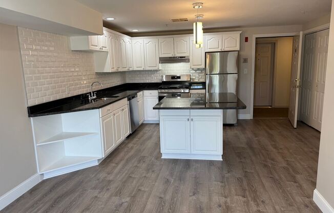 2 beds, 1 bath, 680 sqft, $2,525, Unit 23-23