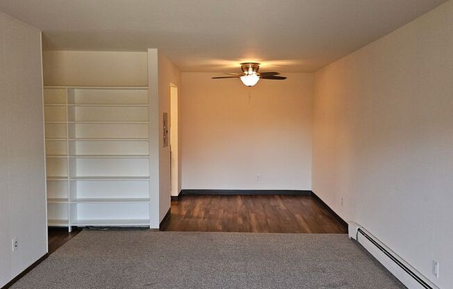 1 bed, 1 bath, 955 sqft, $1,195, Unit 33 - 205