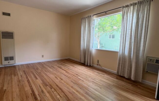 Spacious 1+1 in Burbank