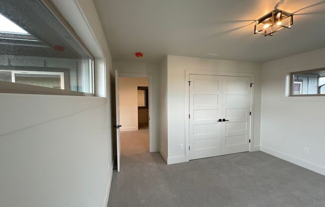 4 beds, 2.5 baths, $3,000, Unit 240 N Cottonwood