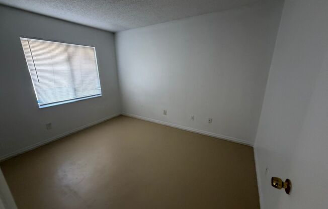 Cozy 2 Bed 2 Bath hlaf Duplex