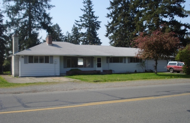 Spacious 3 Bedroom 1 3/4 Bath in Tacoma!!!!