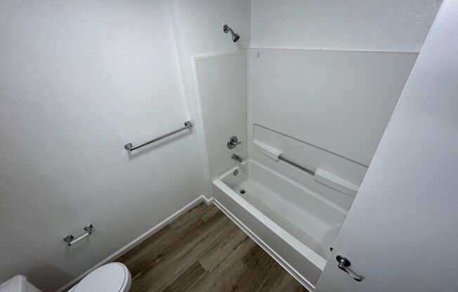 2 beds, 1 bath, 848 sqft, $1,900, Unit 1704