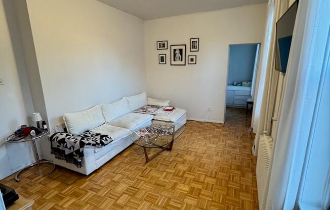 2 beds, 1 bath, $3,400, Unit 2