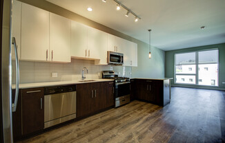851 W GRAND