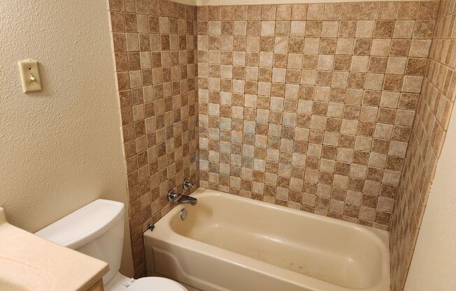 2 beds, 1 bath, $1,095, Unit Battery, 2219 S.