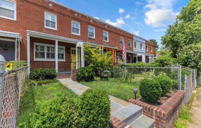 Charming townhome just two blocks from vibrant Mount Vernon Avenue in Del Ray!