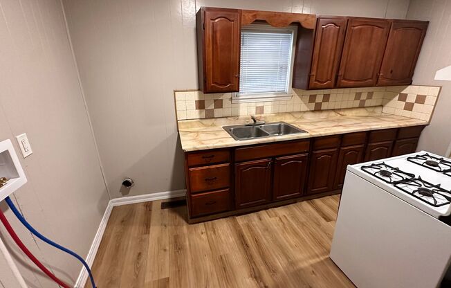 3 beds, 1 bath, $950