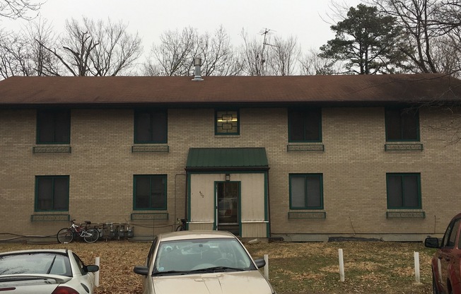 2 Bedroom Apartment Right off University Avenue!