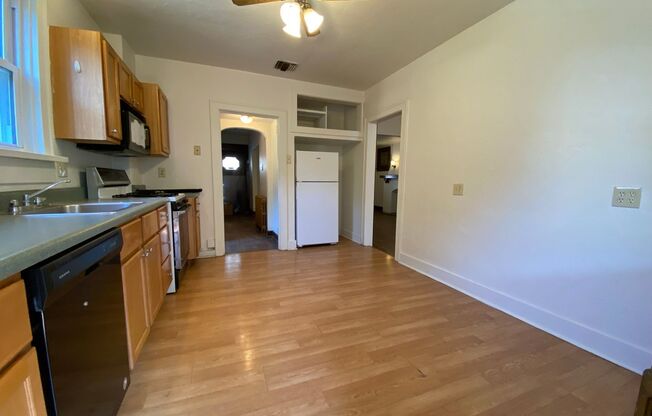 3 beds, 1 bath, $1,975, Unit 3135