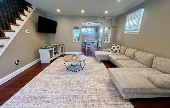 Stunning 3-Bed Twin Home in Lansdowne! Available May 1st!