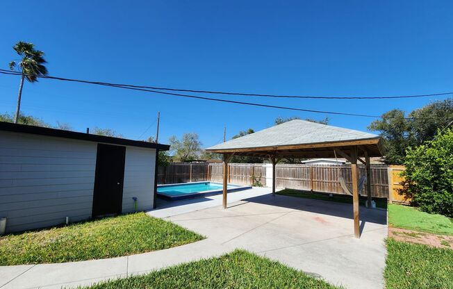 218 W Williamson Ave in Harlingen! 3BD/2.5BTH HOME WITH POOL! Pool maintenance included!