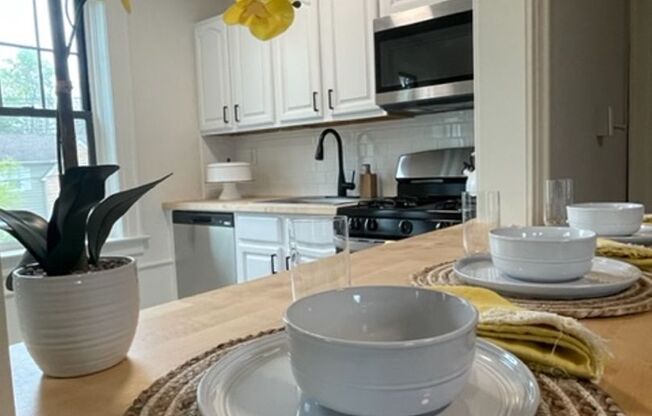 1 bed, 1 bath, 700 sqft, $2,225, Unit B10