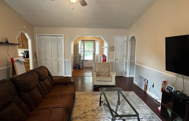 3 beds, 2 baths, $1,375