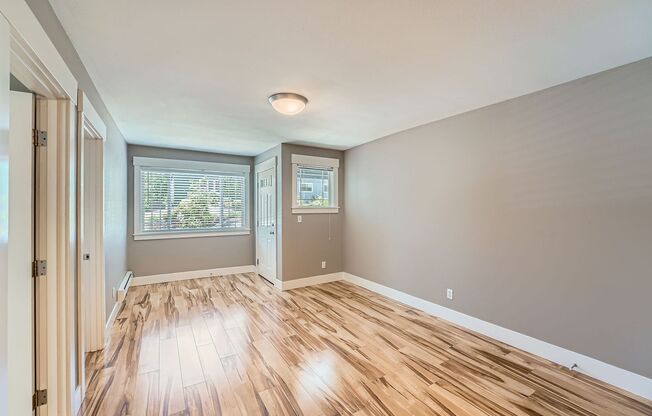 Amazing 3bed/1bath Fourplex with Backyard!