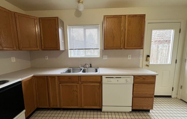 2 beds, 1 bath, $1,050, Unit 210 W Chubbuck # 12