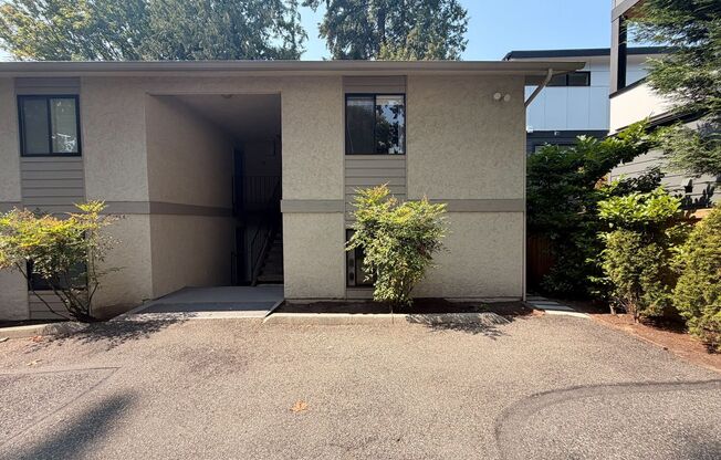 Beautiful Kirkland Top-Floor Unit Available!