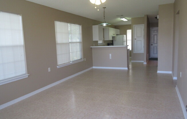 2 beds, 1 bath, 864 sqft, $1,100