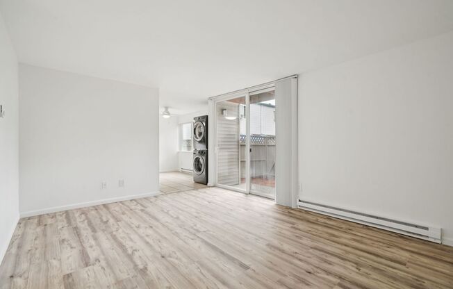 2 beds, 1 bath, 930 sqft, $1,695, Unit O7