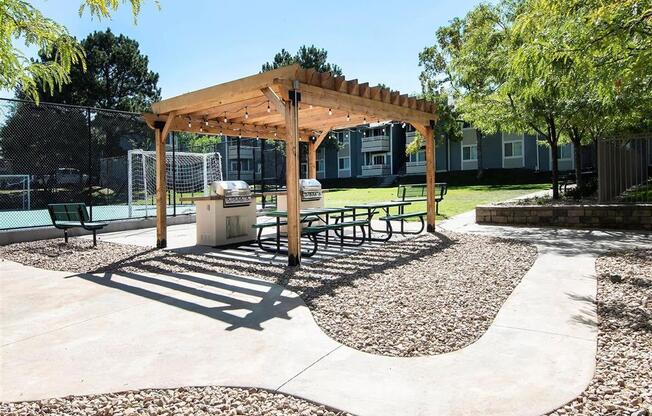 Picnic area with benches and a picnic table at Avery Park in Englewood, CO