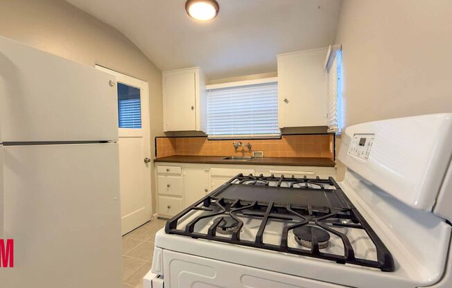 2 beds, 1 bath, $1,899, Unit 4143