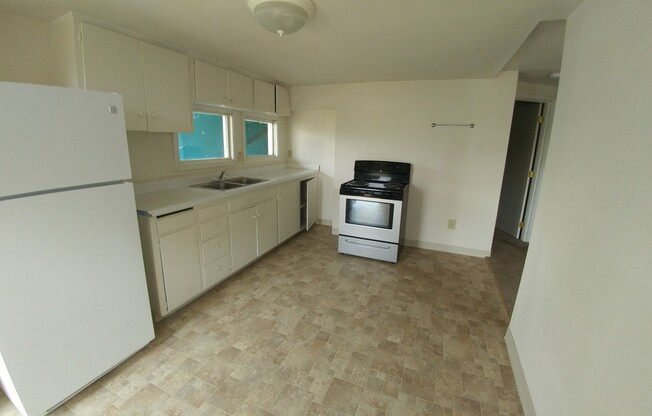 1 bed, 1 bath, 600 sqft, $800, Unit 527 1/2