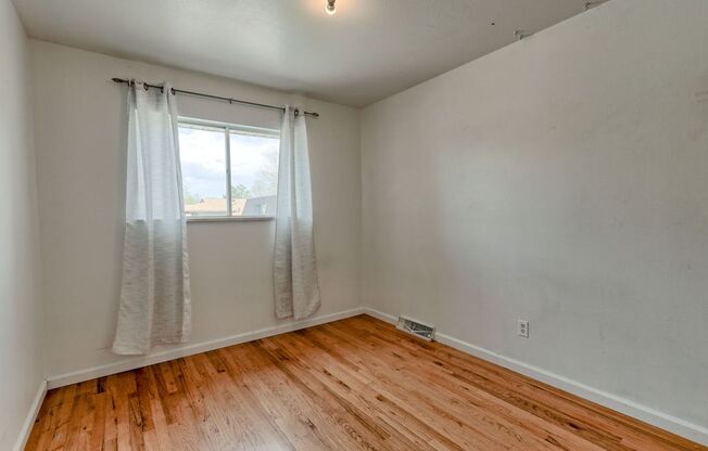 3 beds, 1 bath, $1,575, Unit 2821 Stanford Rd