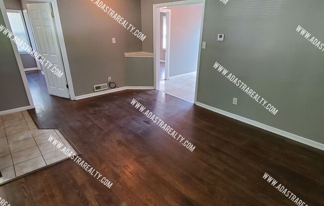 Remodeled 2 Bedroom Raytown Home w/Potential 3rd Bedroom-Available in MAY!!