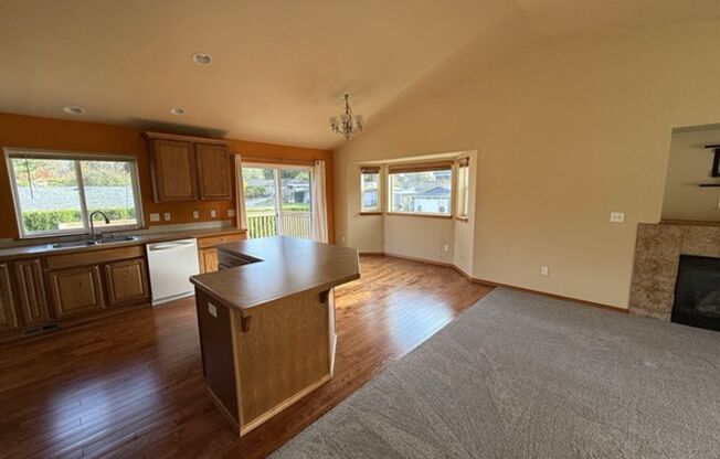 Spacious 5BD/3BTH Everett Home for Lease Near Boeing!