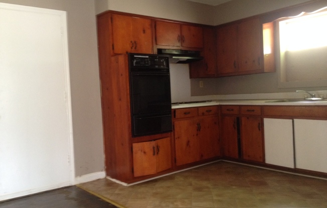 3 beds, 1.5 baths, $995