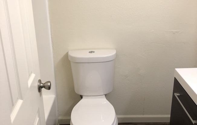 2 beds, 1 bath, 950 sqft, $1,225, Unit 208