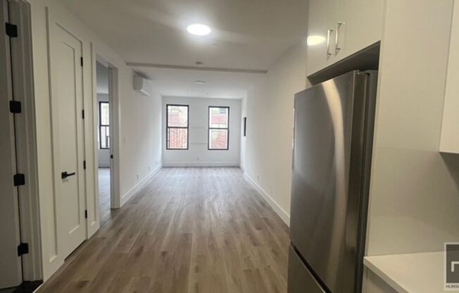 1 bed, 1 bath, $2,400, Unit 2R