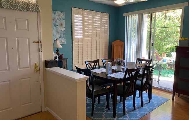Beautiful 3BR/2.5BA Townhome Near Communication Hill