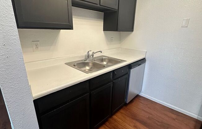 1 bed, 1 bath, 570 sqft, $1,325, Unit 26