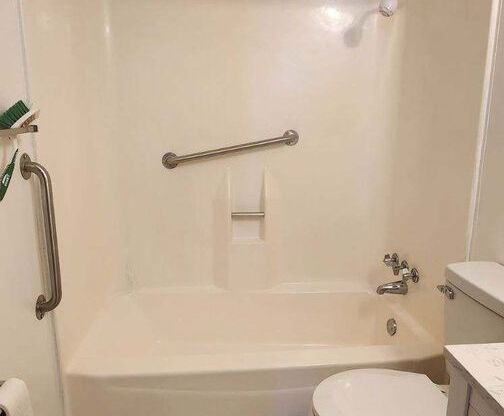 2 beds, 1 bath, 715 sqft, $995, Unit A204
