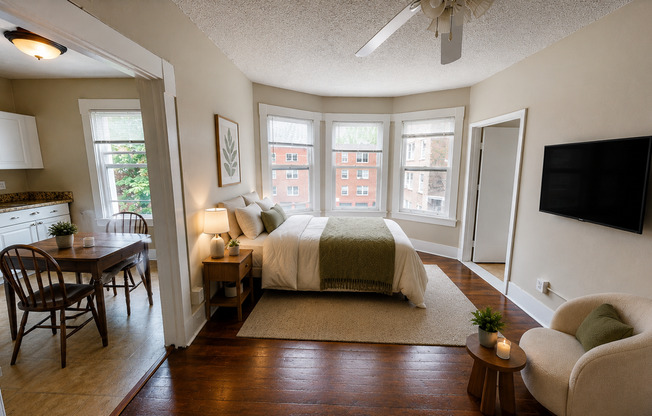 Studio, 1 bath, 332 sqft, $1,350, Unit 203