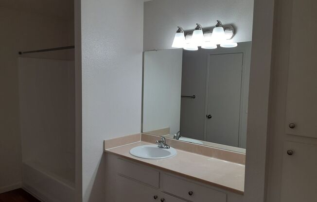 2 beds, 1 bath, 800 sqft, $2,100, Unit 52