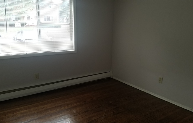 2 beds, 1 bath, 1,025 sqft, $1,250, Unit 138-06 Woodhill