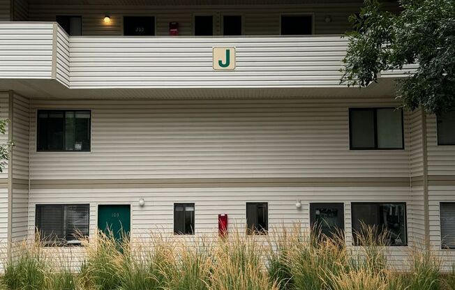 Studio, 1 bath, $1,100, Unit # J 204
