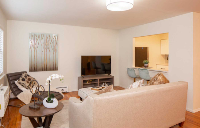 2 beds, 1 bath, 730 sqft, $2,450