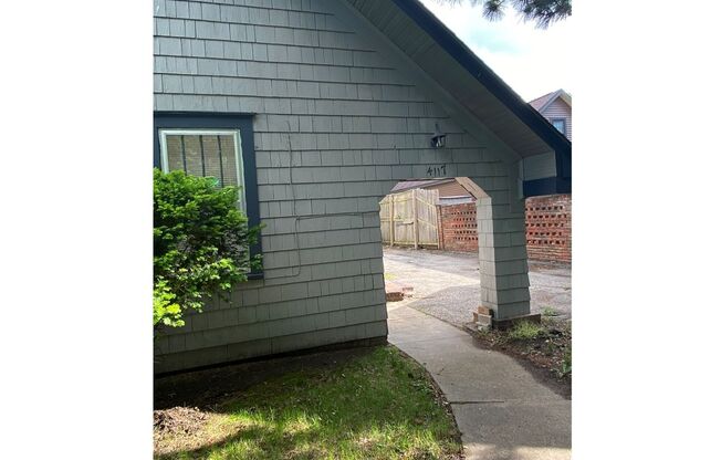 COLLEGE HILL DUPLEX w/2 car garage