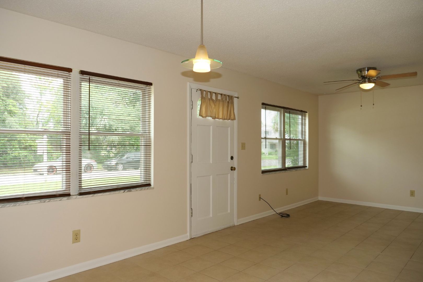Clean, Bright & Move-In Ready! 3-Bedroom Home in Convenient Orlando Location