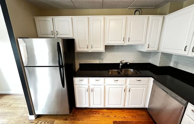 Spacious Updated 1 Bed / 1 Bath in Prime Rogers Park Location – In-Unit Laundry!