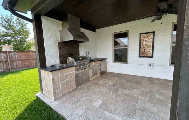 Gorgeous Four Bedroom Home With A Large Outdoor Kitchen