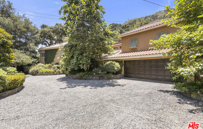 3265 MANDEVILLE CYN RD