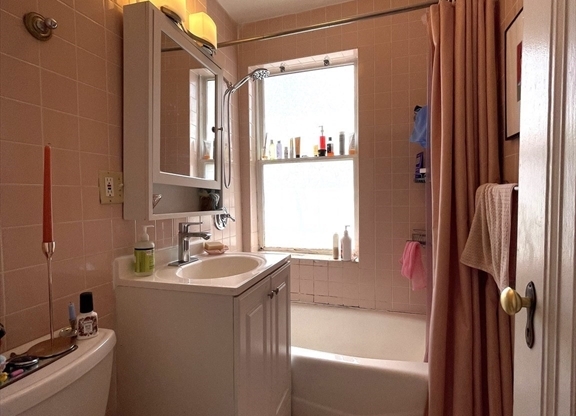 2 beds, 1 bath, 880 sqft, $2,900, Unit 51
