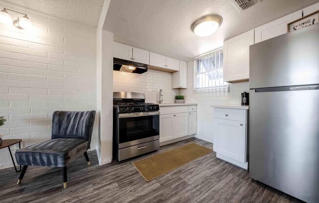 Studio, 1 bath, 410 sqft, $994, Unit 303