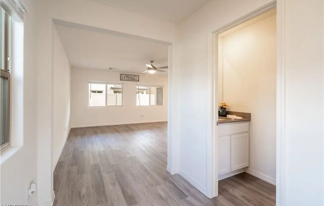 Bright, Modern 3 Bd, 3 bth, Home with Chef inspired Kitchen, 2 Living Spaces