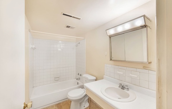 Bathroom With Vanity Lights at Sherwood Forest Apartment Homes, Kankakee, Illinois
