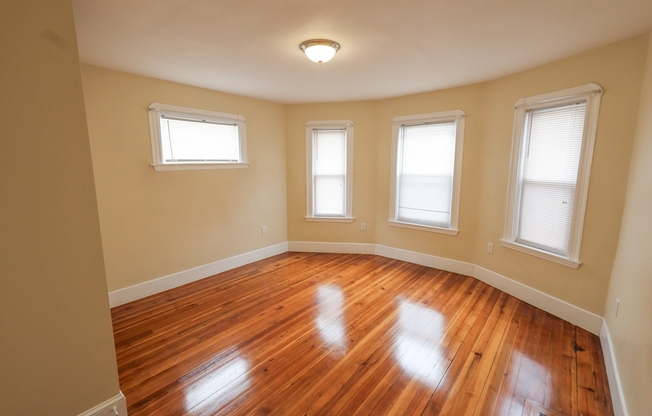 3 beds, 1 bath, 1,100 sqft, $2,850, Unit 2